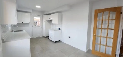 3 Chambres - Haut de Duplex 1700$ Rénové Image# 1