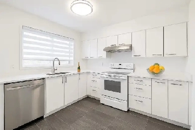 Townhouse for rent 3 1 Bedrooms | 3 Bathrooms | Backyard | Pool Image# 1