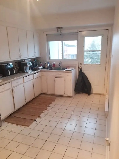 LIBRE, 5 1/2 Haut de triplex près Metro Longueuil Image# 1