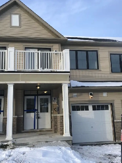 7 yr old townhouse in East Gwillimbury for rent Image# 1