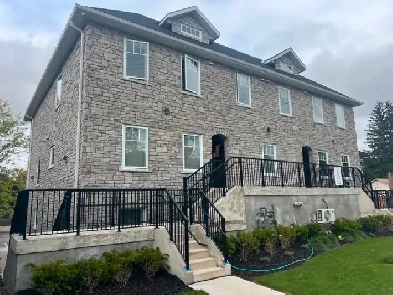 Stunning 2 Bedroom 1.5 Bathroom Available Dec 1st Image# 1