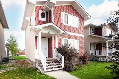 Spacious Townhouse in Steinbach! Available November 1st! Image# 1