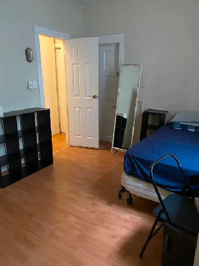 Cozy room in eastyork available from Oct 29th,single/couple Image# 1