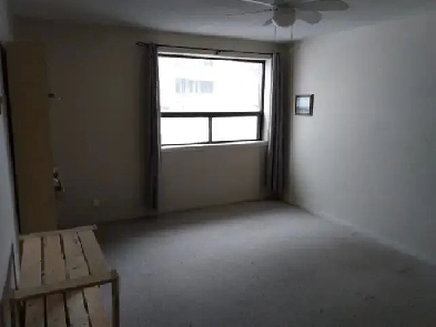 Room for rent at Lakeshore and Hampton Heath apt. Image# 1