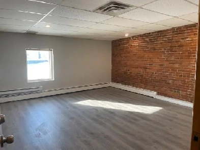 Beau bureau tranquille situé face à l’Hôtel de Ville de Granby Image# 1