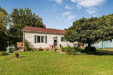 1.865 ACRES IN FLAMBOROUGH WITH A SHOP! Image# 2