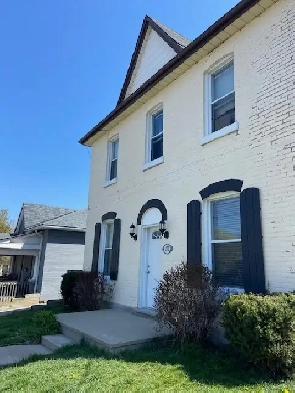 PARK Yourself in a 2 Bed Apt on Park AVE - $1,390 1 Month FREE Image# 1