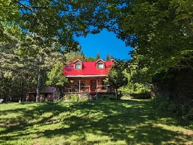 Chalet à louer - Bois rond, foyer, Bord de lac Image# 11