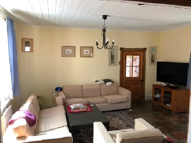 Large room close to downtown / Grande chambre près du centre-vil Image# 1