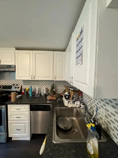 MASTER BEDROOM AND SHARED ROOM AVAILABLE IN SCARBOROUGH Image# 1