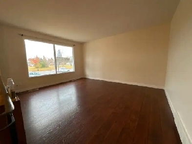 3 bed 1 bath duplex for rent - Available now! Image# 1