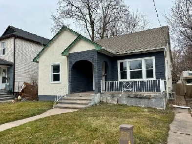 Charming 3 Bedroom Home in the Heart of Niagara Falls! Image# 1