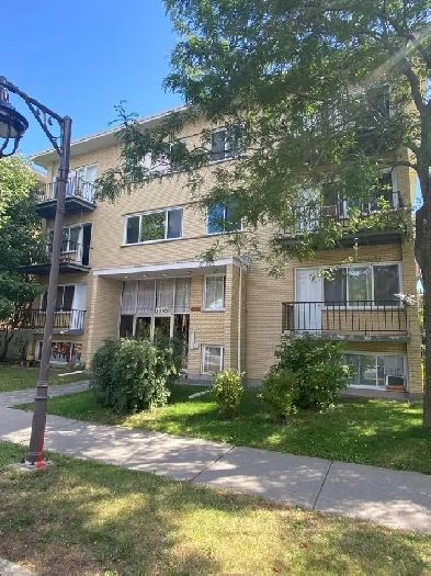 Beautiful 3 1/2 apartments for rent in lakeshore Image# 1