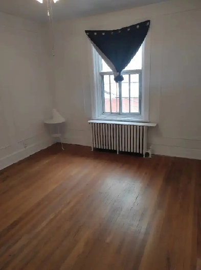 Bright Downtown Montreal 1-1/2 apartment close to Universities Image# 1