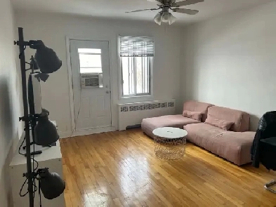 2eme chambre disponible dans un Grand 4 1/2 a CDN proche métro Image# 1