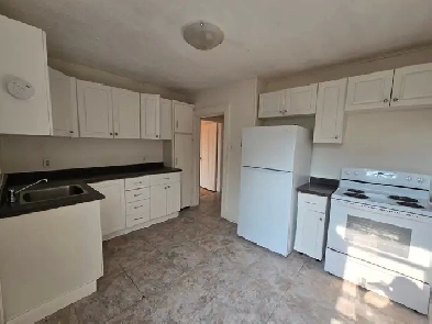 2 bdrm 1 bath centrally located, 2 entrances, parking Image# 1