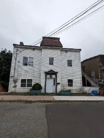 2-120 Wright St - 4BR North, Top Floor, W/D, Bus Route Image# 1