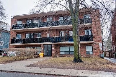 Beautiful 2 Bedroom apartment right at the beach! Image# 1