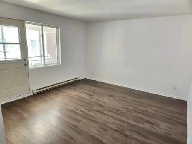 Grand 4 ½ rénové au 2e étage – près de toutes les commodités Image# 1