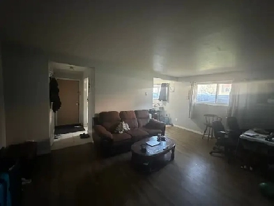 Large 1bdrm APT- BRIGHT/SPACIOUS/SELF CONTAINED AVAIL Dec  1 Image# 1