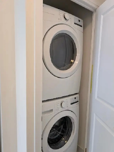 Rent One Bed with Den (Warden/Sheppard) High Floor Image# 1