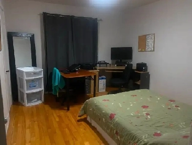 COZY ROOM AVAILABLE IN FRONT OF METRO Image# 1