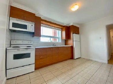 3 1/2 RENOVER AVEC 2 CHAMBRES FERMER DISPO. 1 NOVEMBRE Image# 1