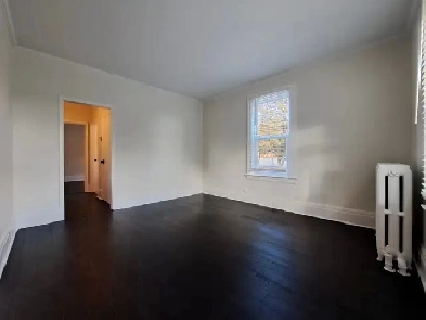 Bright 2-Bed Main Floor - Laundry & Parking - Oshawa Image# 9