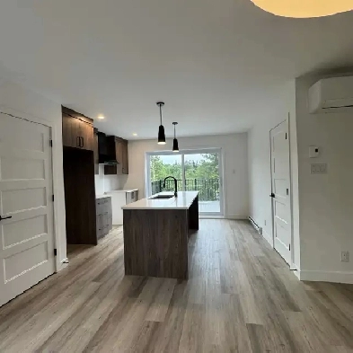 4 1/2 à l'étage - Duplex avec vue sur le lac Magog - 8268 Venise Image# 9