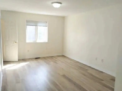 1 bright upstairs Master room- 3 min walk to UOIT in north Osh Image# 1