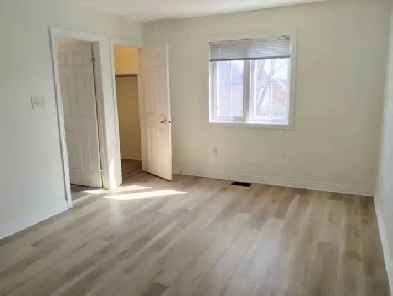 1 bright upstairs Master room- 3 min walk to UOIT in north Oshaw Image# 7