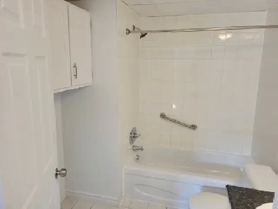 PLACE DES ORMEAUX.. 3 1/2 Rénové ..Chauffé, eau chaude..! Image# 3