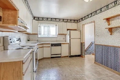 Large 3 bedroom main floor for rent in Scarborough - Nov01 Image# 3