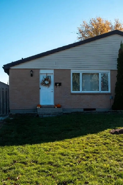 Recently Renovated 3-Bedroom Home - 44 Larkwood St, Wallaceburg Image# 2