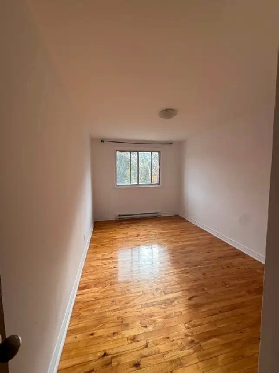 5-1/2 To rent in a clean house, quite neighbourhood. Image# 1