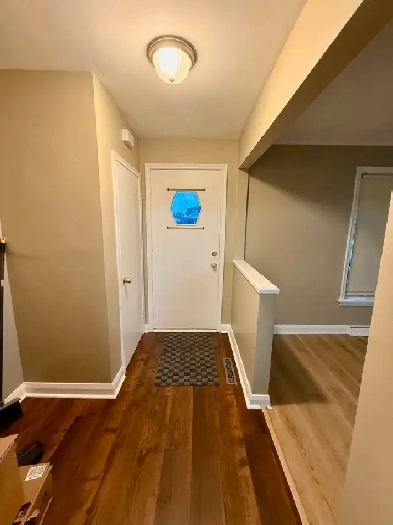 House for rent, 3 Bedroom Spacious and bright main floor Image# 1