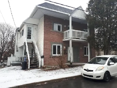 Triplex bien situé à Ste Anne de Bellevue Image# 2