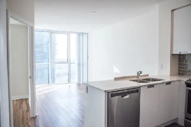 Stunning 1 Bedroom   Den in Luxury Condo (Eglinton & Hurontario) Image# 9