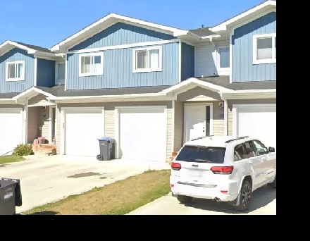 Pet Friendly townhouse in Sylvan Lake! GARAGE! FENCED YARD! Image# 4