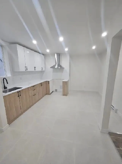 Fully renovated 4 bedroom / 2 bathroom apartment near the JGH Image# 7