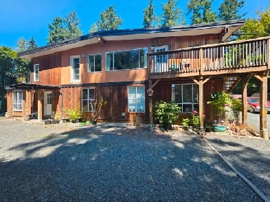 LARGE, BRITE 2 BEDROOM 2 BATH GROUND LEVEL ENTRY UNIT IN HOUSE. Image# 1