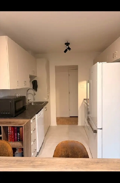 Grand 4 et demi à louer rénové, près de plusieurs commodités Image# 1