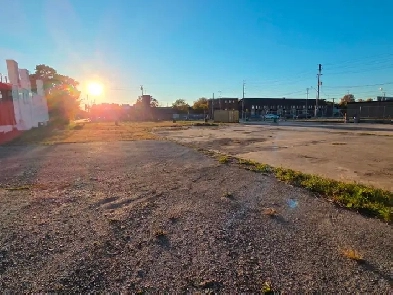 Shared yard space for rent Image# 1