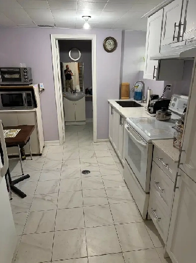 Steeles and Bathurst, Меблированная комната в бейсменте. Image# 1