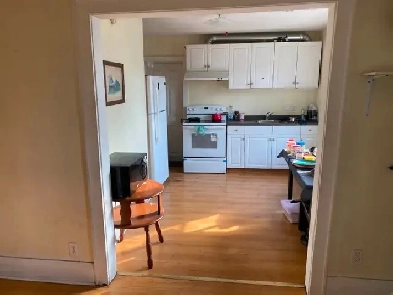 Walk to University of Windsor, The room for rent Image# 1