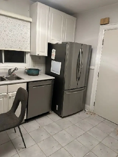 BRIGHT & SPACOUS ROOM MIDTOWN TORONTO - EGLINTON AND AVENUE RD