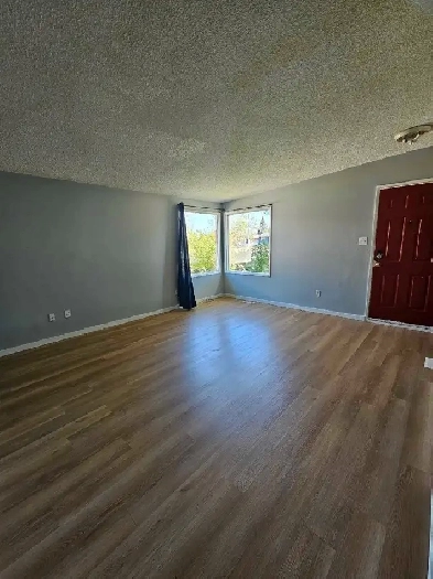 spacious 3 Bedroom mainfloor in Dover Image# 1