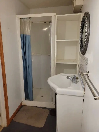 Nice bachlor all inclusive close to the commercial Elmwood area Image# 1