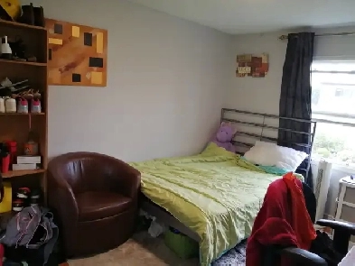 WARDEN/SOUTH of , FURNISHED ROOM upstairs in beauyiful detached Image# 1