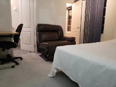 Room for Rent in York Uuniersity in a Clean & Well Kept House Image# 1